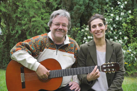 Limage contient peut-tre : 2 personnes, personnes souriantes, plein air